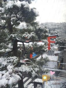 雪景色の吉田神社