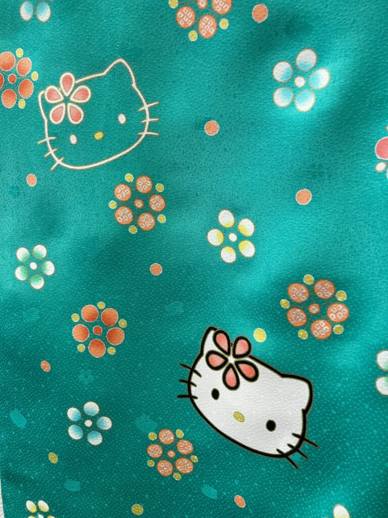 ハローキティ　お着物柄　詳細イメージ　通常キティのトレードマークであるリボンの部分が、可愛い桜のお花になっており、和風です