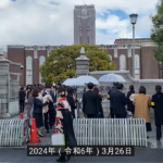 京都大学卒業式の日の正門前