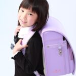 一番人気のムラサキのランドセルでニッコリする女子、小学校入学記念写真